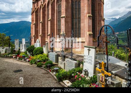 Friedhof und Mausoleum Schenna, Burggrafenamt, Südtirol, Italien Malerischer Friedhof und Mausoleum des Erzherzogs Johann auf dem Kirchenhügel von Schenna oberhalb von Meran, im Burggrafenamt, Südtirol, Italien, nur zur redaktionellen Verwendung, Zustand 15. Juni 2019. Malerischer Friedhof und Mausoleum von Erzherzog Johann auf dem Kirchberg von Schenna oberhalb von Meran, in der Burgrafschaft, Südtirol, Italien, nur zur redaktionellen Nutzung, Stand 15. Juni 2019. Stockfoto