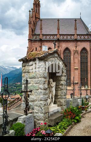 Friedhof und Mausoleum Schenna, Burggrafenamt, Südtirol, Italien Malerischer Friedhof und Mausoleum des Erzherzogs Johann auf dem Kirchenhügel von Schenna oberhalb von Meran, im Burggrafenamt, Südtirol, Italien, nur zur redaktionellen Verwendung, Zustand 15. Juni 2019. Malerischer Friedhof und Mausoleum von Erzherzog Johann auf dem Kirchberg von Schenna oberhalb von Meran, in der Burgrafschaft, Südtirol, Italien, nur zur redaktionellen Nutzung, Stand 15. Juni 2019. Stockfoto