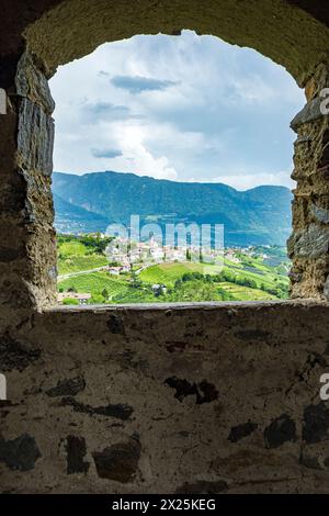 Blick vom Schloss Tirol zum Dorf Tirol bei Meran, Burgraviato, Südtirol, Italien. Stockfoto