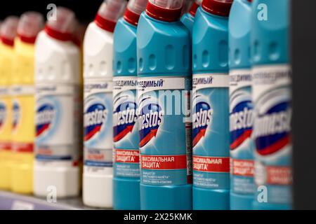 Die Regale in Supermärkten sind mit einer langen Reihe von Flaschen mit Domestos gefüllt. Stockfoto