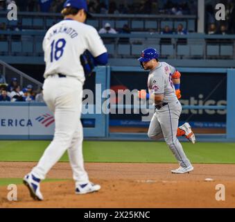 Los Angeles, Usa. April 2024. New York Mets DH DJ Stewart rundet die Basen ab, nachdem er am Freitag, den 19. April 2024, einen Solo-Home Run vor den Los Angeles Dodgers mit Pitcher Yoshinobu Yamamoto (18) im zweiten Inning im Dodger Stadium in Los Angeles absolviert hatte. Foto: Jim Ruymen/UPI Credit: UPI/Alamy Live News Stockfoto