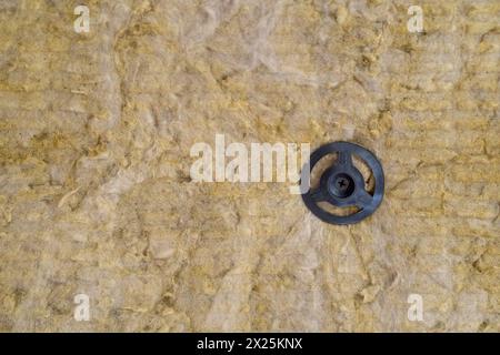 Dämmplatten aus Mineralwolle, die an der Decke verklebt wurden. Stockfoto