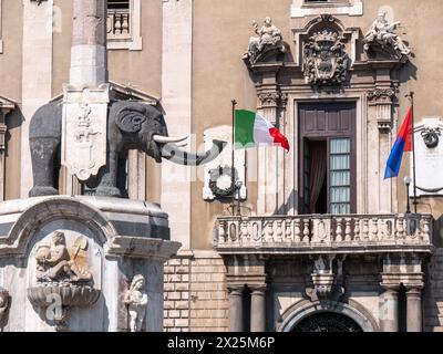 Brunnen mit einer römischen Statue eines Elefanten in Basalt, Symbol der Stadt. Stadtzentrum von Catania, Italien Stockfoto