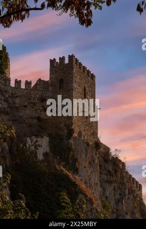 Zuflucht für Verschwörer während der Baronrevolte von 1160, das normannische Castello di Caccamo oder das Schloss Caccamo in Caccamo in Sizilien, Italien. Die Burg wurde in den 1100er Jahren erbaut und in den 1300er Jahren weiter befestigt, um aragonesischen Angriffen zu widerstehen. Stockfoto