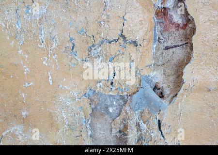 Salpeter an einer Wand in einem Raum, gesundheitsschädlich Stockfoto