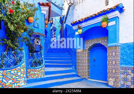 Chefchaouen, Marokko. Die alte ummauerte Stadt oder Medina mit ihren traditionellen Häusern in Blau und weiß. Stockfoto