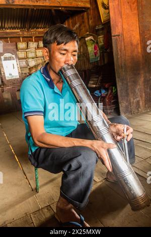 SAMARKISAY, LAOS - 22. NOVEMBER 2019: Das Dorf Samarkisay in der Provinz Phongsali raucht Bong, Laos Stockfoto