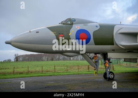 Avro Vulcan B.2 XJ823, (V.Bomber) Ausstellung im Solway Aviation Museum während Abend-/Nachtfotos mit Reenactoren Stockfoto