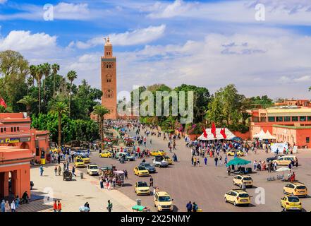 Marrakesch, Marokko - 24. März 2024: Platz Jemaa el-Fnaa und Minarett der Koutoubia-Moschee. Stockfoto