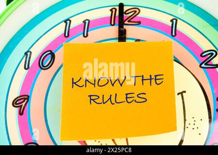 Kennen Sie den Text der Regeln auf dem orangefarbenen Aufkleber Stockfoto