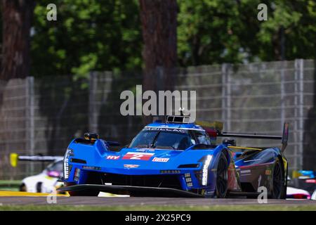 Imola, Italien, 19. April 2024, #2 Cadillac Racing (USA) Cadillac V-Series.R (HY) Earl Bamber (Nzl) / Alex Lynn (GbR) während der 6 Stunden von Imola, dem zweiten Rennen der FIA World Endurance Championship 2024 (FIA WEC) auf dem Autodromo Internazionale Enzo e Dino Ferrari vom 18. Bis 21. April, 2024 in Imola, Italien - Foto Bruno Vandevelop/MPS Agency Credit MPS Agency/Alamy Live News Stockfoto