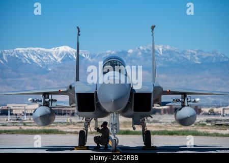 Jacob Eckmann, ein Crewchef der 125. Aircraft Maintenance Squadron, inspiziert einen F-15C Eagle vor einem Flug bei Nellis Air Stockfoto