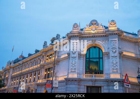 Fassade der Banco de España, Blick auf die Nacht. Madrid, Spanien. Stockfoto