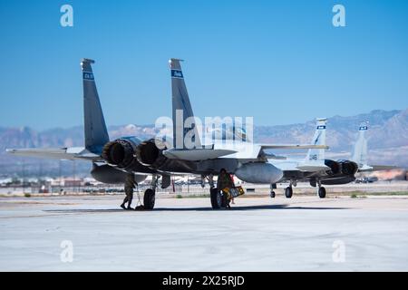 Die US-Luftstreitkräfte, die dem 125th Fighter Wing (FW), Jacksonville Air National Guard Base, Florida, zugeordnet sind, führen bewaffnete Operationen auf einer F-15C Eagle AT durch Stockfoto