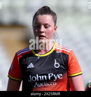 Birmingham, Großbritannien. April 2024. Blaze's Grace Ballinger beim Rachel Heyhoe Flint Trophy Spiel zwischen Central Sparks und Blaze am Edgbaston Cricket Ground, Birmingham, England am 20. April 2024. Foto von Stuart Leggett. Nur redaktionelle Verwendung, Lizenz für kommerzielle Nutzung erforderlich. Keine Verwendung bei Wetten, Spielen oder Publikationen eines einzelnen Clubs/einer Liga/eines Spielers. Quelle: UK Sports Pics Ltd/Alamy Live News Stockfoto