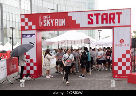 Seoul, Südkorea. April 2024. Die Teilnehmer starteten 2024 beim Lotte World Tower Vertical Marathon in Seoul, Südkorea, am 20. April 2024. Quelle: Yao Qilin/Xinhua/Alamy Live News Stockfoto