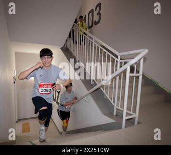 Seoul, Südkorea. April 2024. Die Teilnehmer nehmen am Lotte World Tower Vertical Marathon 2024 in Seoul, Südkorea, am 20. April 2024 Teil. Quelle: Yao Qilin/Xinhua/Alamy Live News Stockfoto