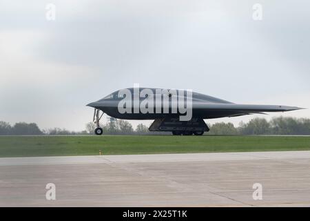 Ein B-2 Spirit Tarnbomber, der dem 509th Bomb Wing-Taxi zur Landebahn der Whiteman Air Force Base, Mo., zugewiesen wurde, 15. April 2024. Die spirituelle Vigilanz ist o Stockfoto