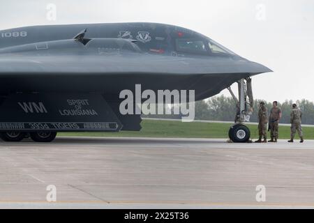 Ein B-2 Spirit Stealth Bomber, der dem 509th Bomb Wing zugewiesen wurde, wird vor dem Start auf der Whiteman Air Force Base, Mo., am 15. April 2024 gewartet. Spi Stockfoto