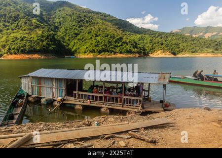 NAM OU, LAOS - 23. NOVEMBER 2019: Schwimmendes Restaurant im Nam OU 5 Reservoir, Laos Stockfoto