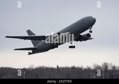 Eine US-Luftwaffe KC-46A Pegasus, die der 349. Luftbetankungsgeschwader auf der Travis Air Force Base, Kalifornien, zugeordnet ist, startet während der RED FAHNENFAHRT Alaska 24-1 Stockfoto