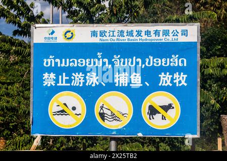 NAM OU, LAOS - 23. NOVEMBER 2019: Schild jetzt schwimmen, kein Angeln, kein Vieh am Nam Ou 5 Damm, Laos Stockfoto