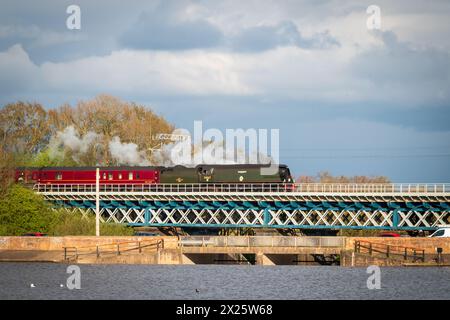 Die Dampflokomotive Tangmere, die die britische Eisenbahnstrecke 2024 von Edinburgh nach Liverpool transportierte, wurde bei Carr M über das Viadukt vorbeigeführt Stockfoto