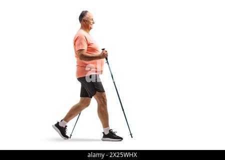 Profilaufnahme eines Reifen Mannes mit Wanderstöcken auf weißem Hintergrund Stockfoto