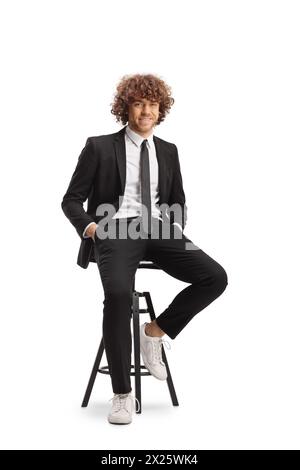 Junger professioneller Mann, der auf einem Barstuhl sitzt, isoliert auf weißem Hintergrund Stockfoto