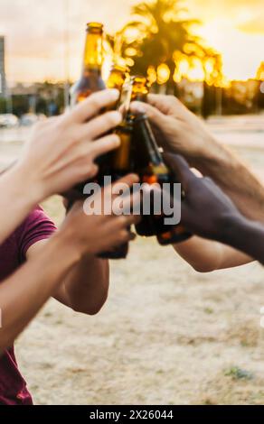 Multirassische Freunde feiern und toasten Bier auf der Strandparty Stockfoto