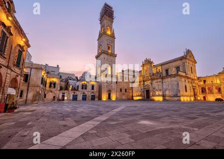 Die leere Piazza del Duomo in Lecce, Italien, vor Sonnenaufgang Stockfoto