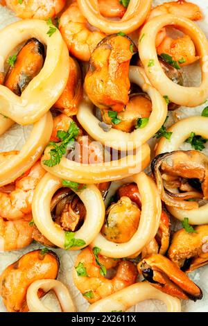 Gebratene Muscheln, Tintenfisch und Garnelen, Nahaufnahme. Stockfoto