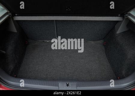 Modernes Fließheck-Auto mit offenem Kofferraum. Der Kofferraum ist offen für Gepäck. Das Auto bereitete sich auf eine Fahrt vor und wartete auf die Passagiere. Viel Platz f Stockfoto