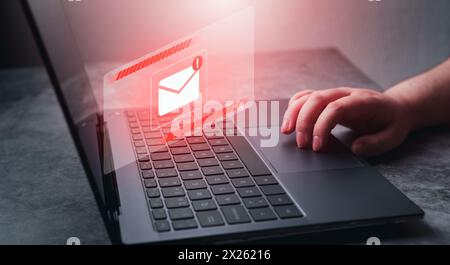 Frau benutzen Laptop mit VR Schnittstelle Warnung Spam Virus. Schutz vor Internetgefahren. Junk- und Müllpost. Kompromittierte Informationen. Stockfoto