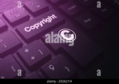 PC-Tastatur mit Copyright-Konzept auf der Taste und Logo für geistiges Eigentum. Stockfoto