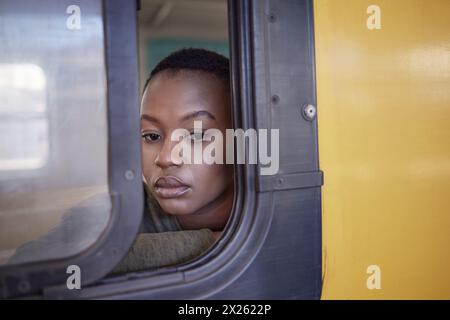 Schwarze Frau, reisen und traurig durch Fenster im Zug wegen schlechten Gedächtnisses, Depression und einsam im öffentlichen Verkehr. Mädchen, Person und müde mit Angst, verloren oder Stockfoto