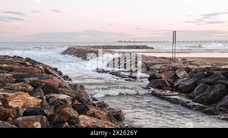 Raues Meer im Hafen von Sagunto, unangenehme Nachmittage in Valencia, Spanien Stockfoto