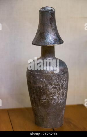 Ägypten, Kairo, Ägyptisches Museum, aus dem Grab von Neferuptah, Tochter von Amenemhat 3, Hawara: Silbervase. Stockfoto