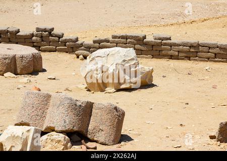 Ägypten, Fayum, Hawara, kleines Freilichtmuseum in der Nähe der Pyramide von Amenemhat III: Säulenstücke und Krokodilschwänze. Stockfoto