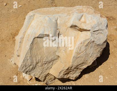 Ägypten, Fayum, Hawara, kleines Freilichtmuseum in der Nähe der Pyramide von Amenemhat III. : Überreste einer Statuengruppe. Stockfoto