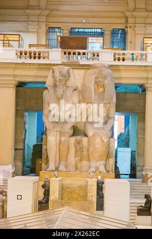 Ägyptisches Museum Kairo, kolossale Statuengruppe von Amenhotep III. Und Tiyi, zunächst in KOM el Hettan, dem Tempel von Amenhotep III Stockfoto