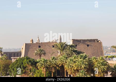 Ägypten, Luxor Tempel, erster Pylon und Minarette der Abu el Haggag Moschee. Stockfoto