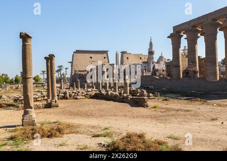 Ägypten, Luxor Tempel, erster Pylon, Obelisk und Abu el Haggag Moschee, aus dem Kolonnadenbereich. Stockfoto