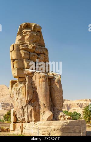 Ägypten, Luxor West Bank, KOM el Hettan, der millionenjährige Tempel von Amenhotep 3: Erster Pylon, Memnon Colossus. Stockfoto