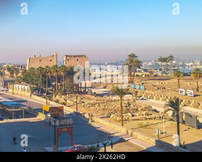 Ägypten, Luxor Tempel, Sphinx Avenue, erster Pylon und Minarette der Abu el Haggag Moschee. Stockfoto