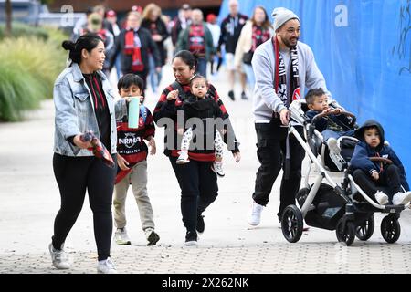 April 2024; CommBank Stadium, Sydney, NSW, Australien: A-League Football, WESTERN Sydney Wanderers gegen Melbourne City; Fans kommen vor dem Spiel auf den Boden Stockfoto