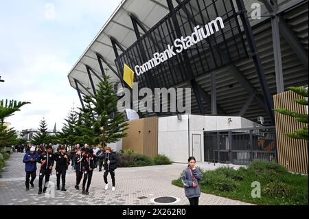 April 2024; CommBank Stadium, Sydney, NSW, Australien: A-League Football, WESTERN Sydney Wanderers gegen Melbourne City; Fans kommen vor dem Start ins Stadion Stockfoto