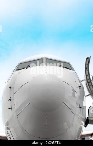 Flugzeugnase und Cockpit eines alten Flugzeugs, Nahaufnahme Stockfoto