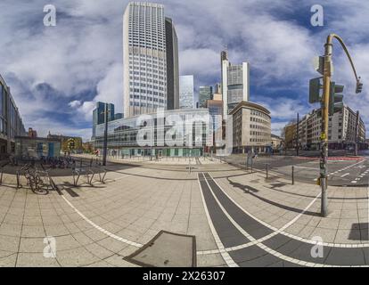 Panoramablick auf die Frankfurter Skyline vor blauem Himmel mit hellen Wolken während des Tages Stockfoto