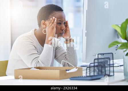 Stress, Kopfschmerzen und schwarze Frau im Büro, die kreative Computerforschung für Burnout liest. Erschöpft, Migräne und afrikanische Texterin Stockfoto